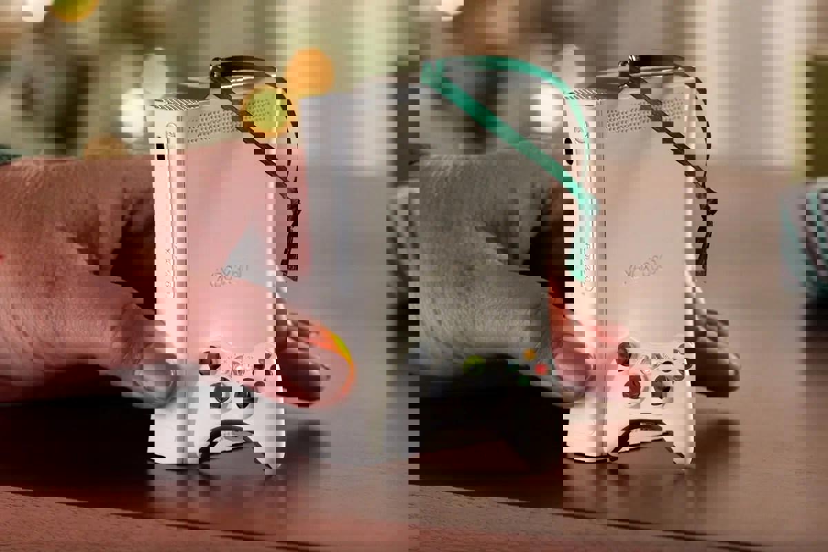 Trang trí cây Noel bằng mô hình console cổ, khoảnh khắc điện ảnh và hơn thế