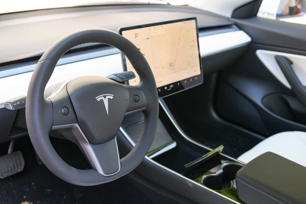 Tesla chỉ cung cấp FSD dưới dạng thuê bao cho chế độ giám sát