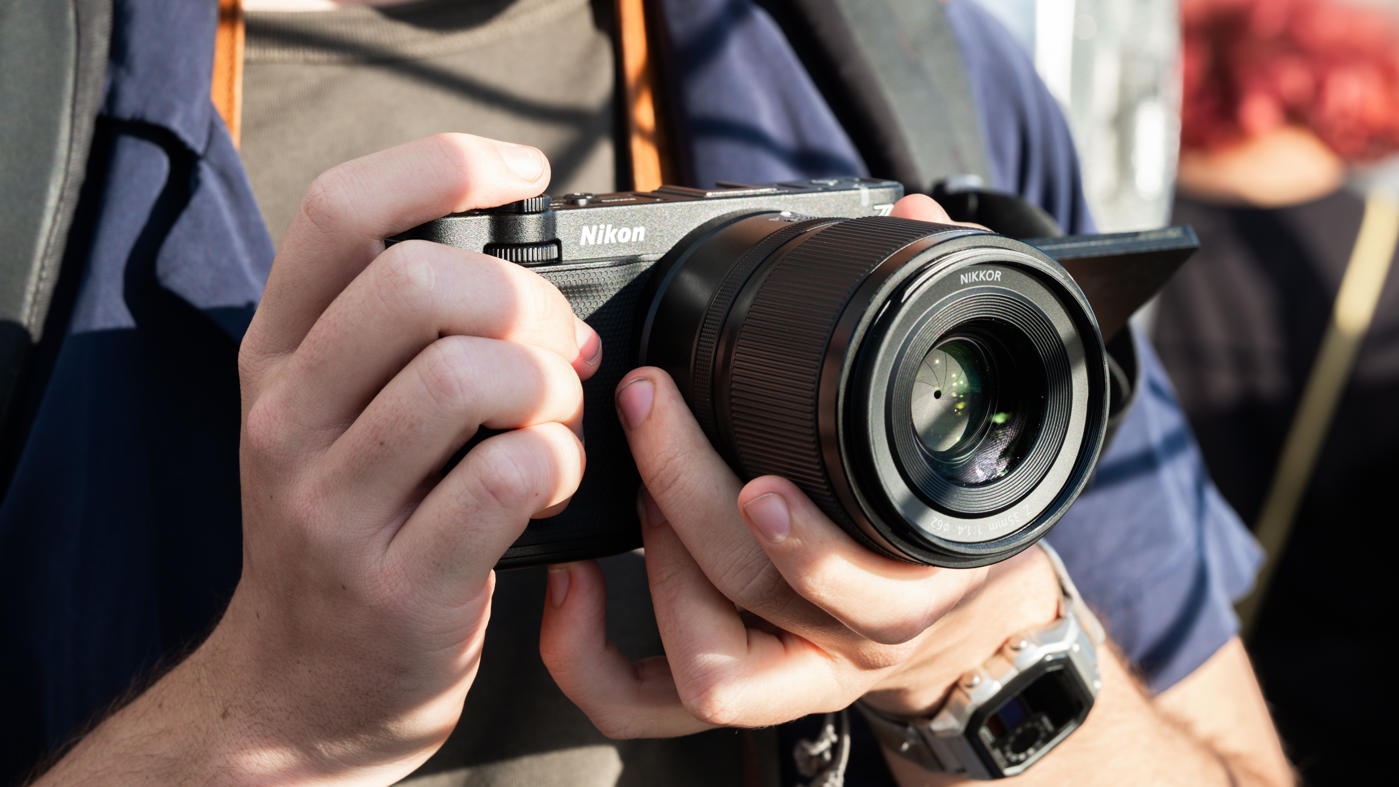 Nikon ZR tiến sát chất lượng RED — trải nghiệm chuyên nghiệp với chi phí nhẹ hơn