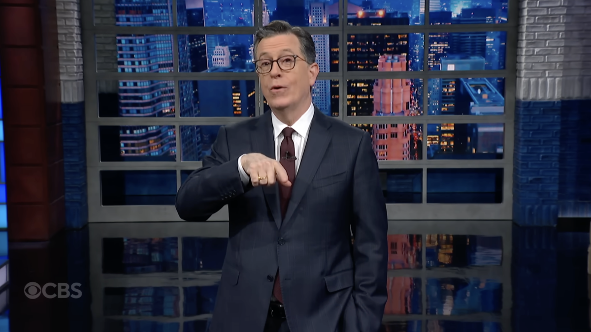 Stephen Colbert phản hồi về lời công kích của Trump nhằm vào Tim Walz