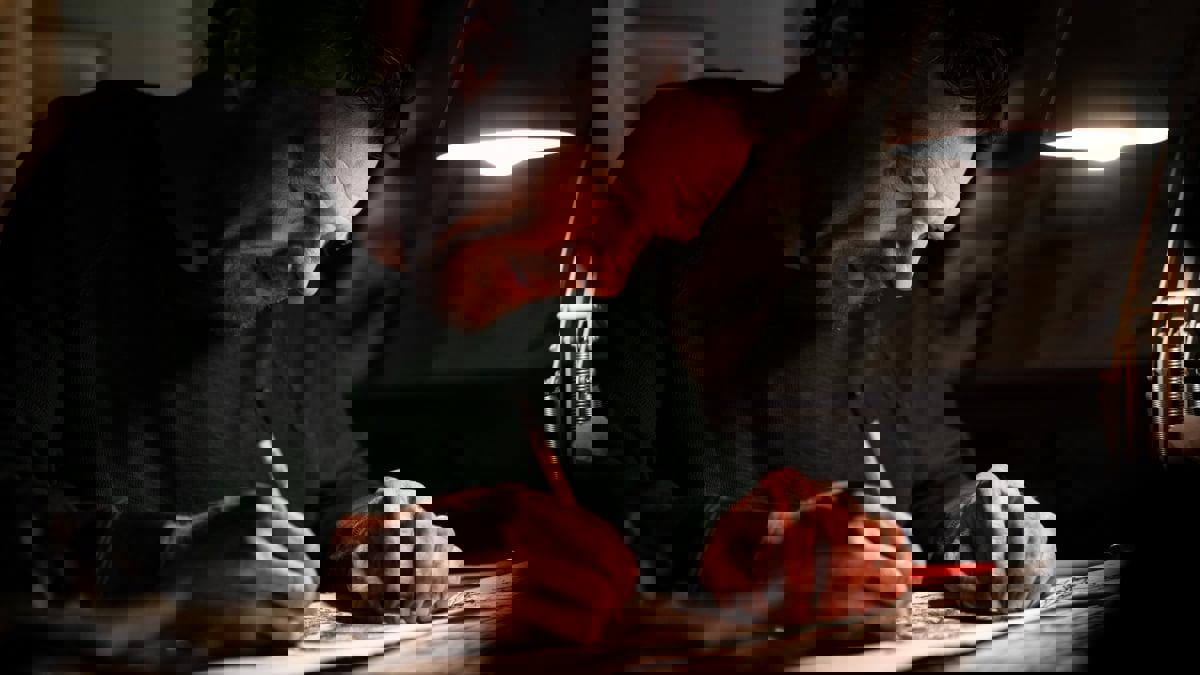 The Thing with Feathers review: Nỗi đau hiện lên như một con quạ khổng lồ