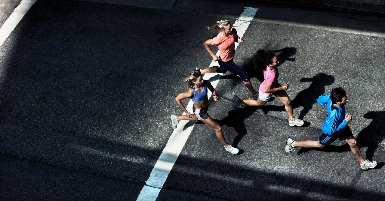 Thay vì huấn luyện viên AI của Fitbit, bạn có thể có bạn bè