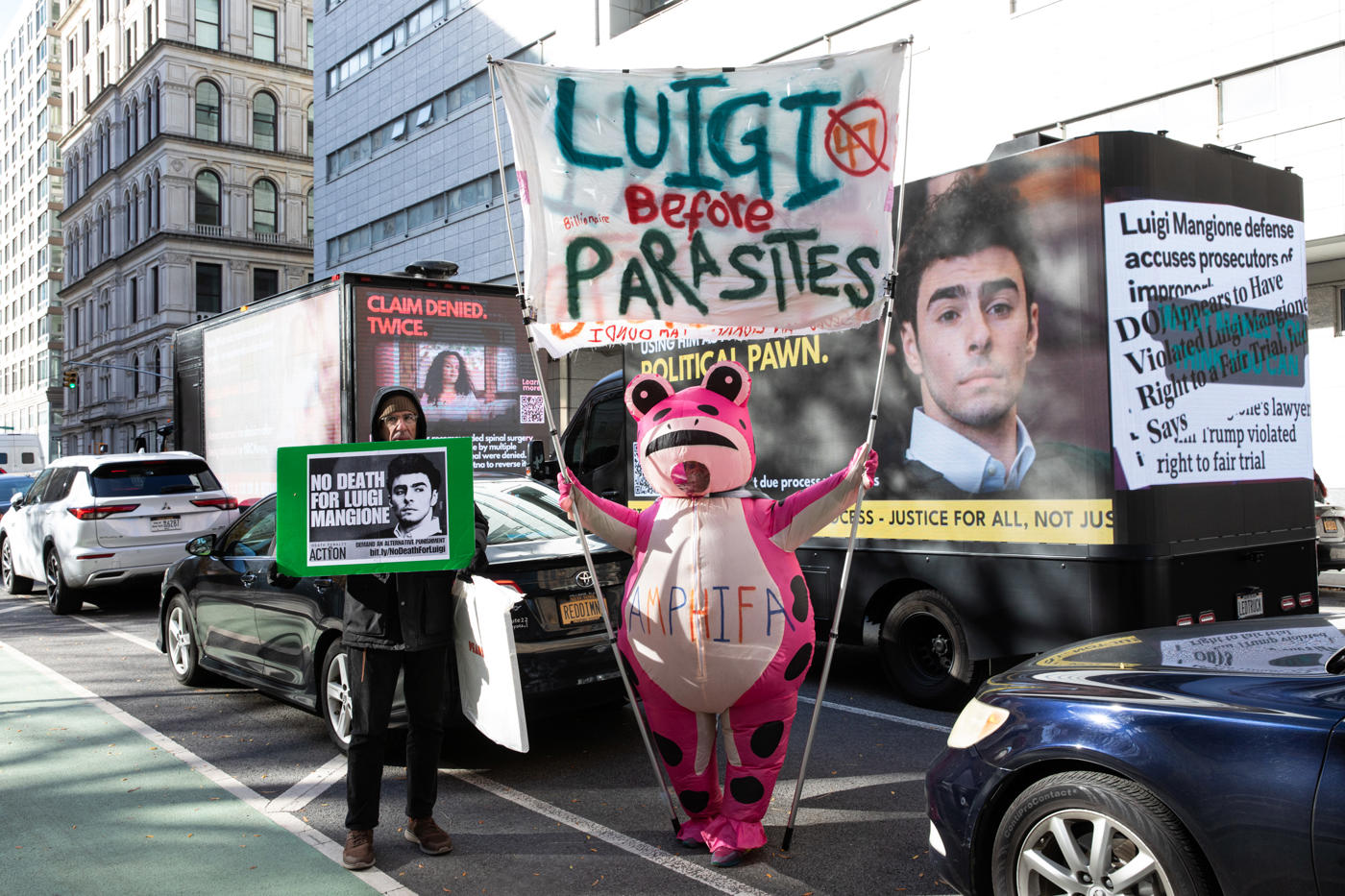 Vụ án Luigi Mangione: Tranh giành quyền kiểm soát câu chuyện trên mạng
