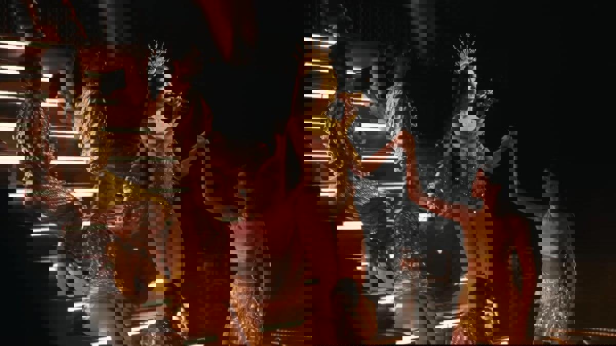 Anne Hathaway trải nghiệm ác mộng sao pop trong trailer Mother Mary