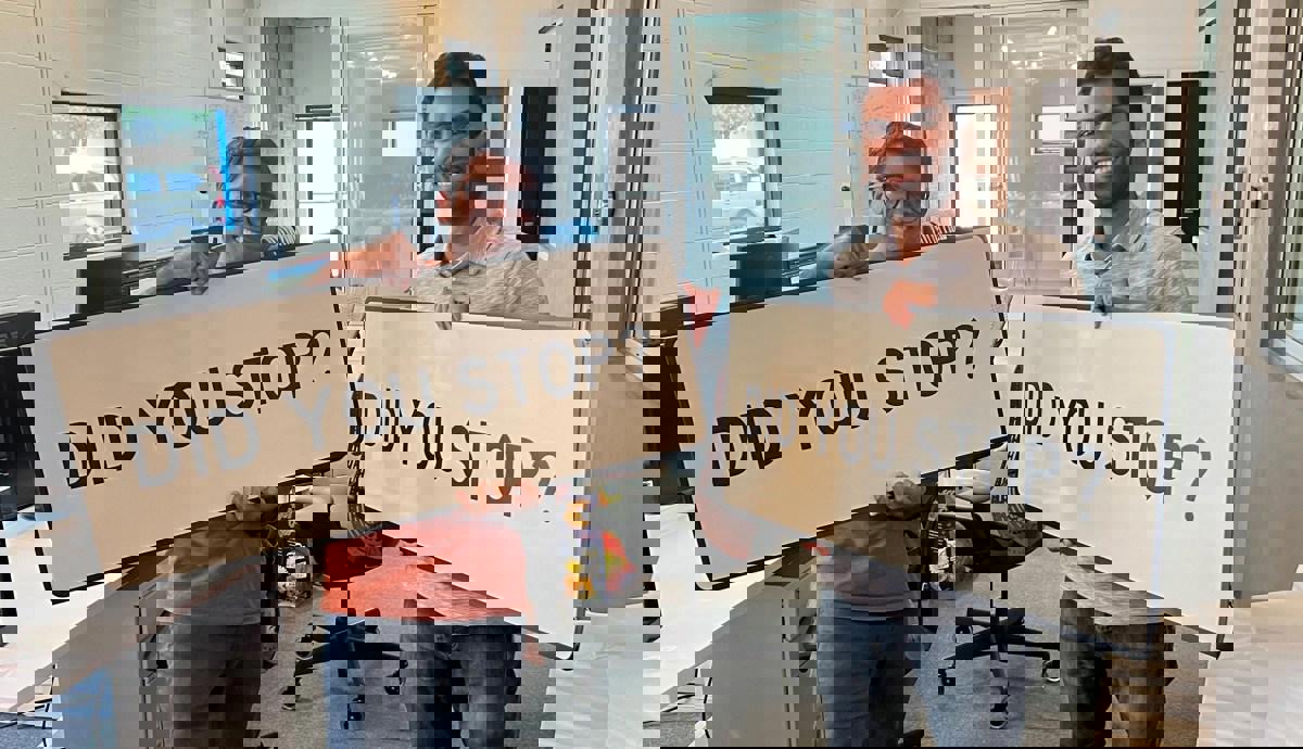 Camera tại biển dừng của Obvio dùng AI để phát hiện lái xe nguy hiểm