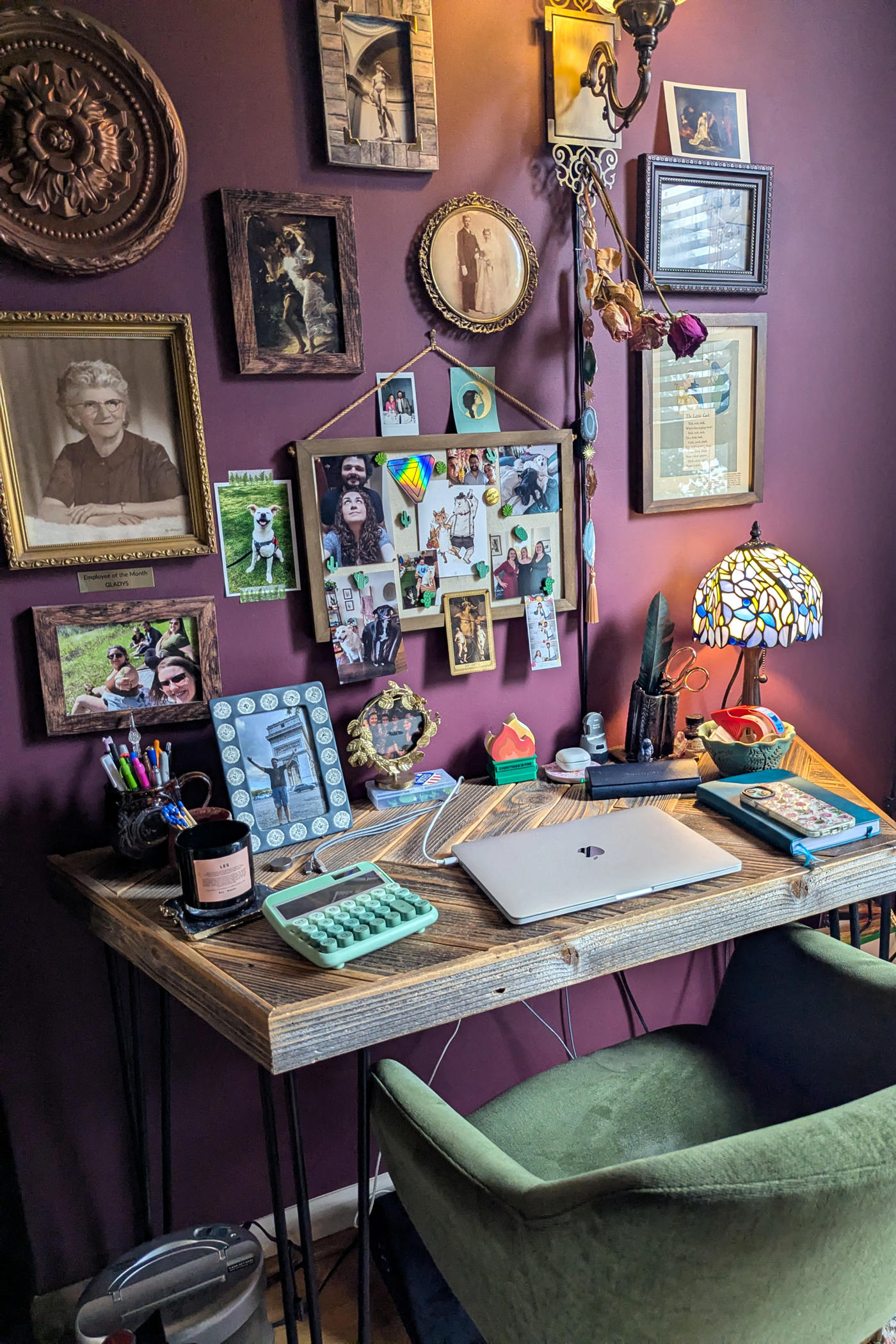 Trên bàn làm việc của Sarah Smithers: những món đồ không thể thiếu