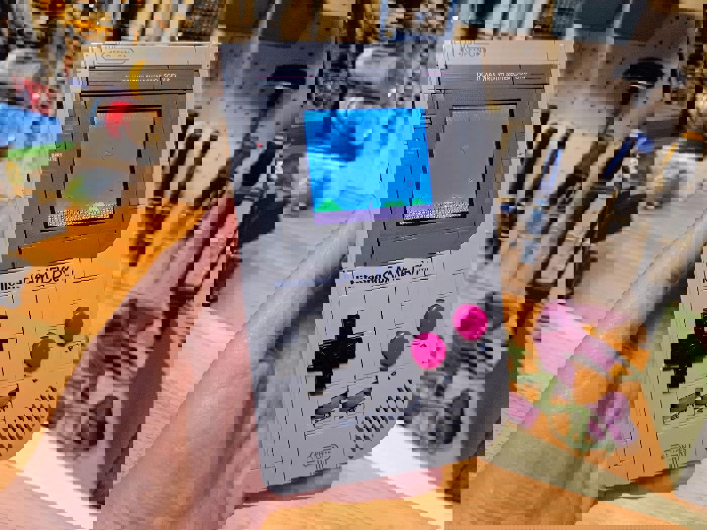 Bất ngờ: BrickBoy dùng nam châm nổi thay công tắc cho Lego Game Boy