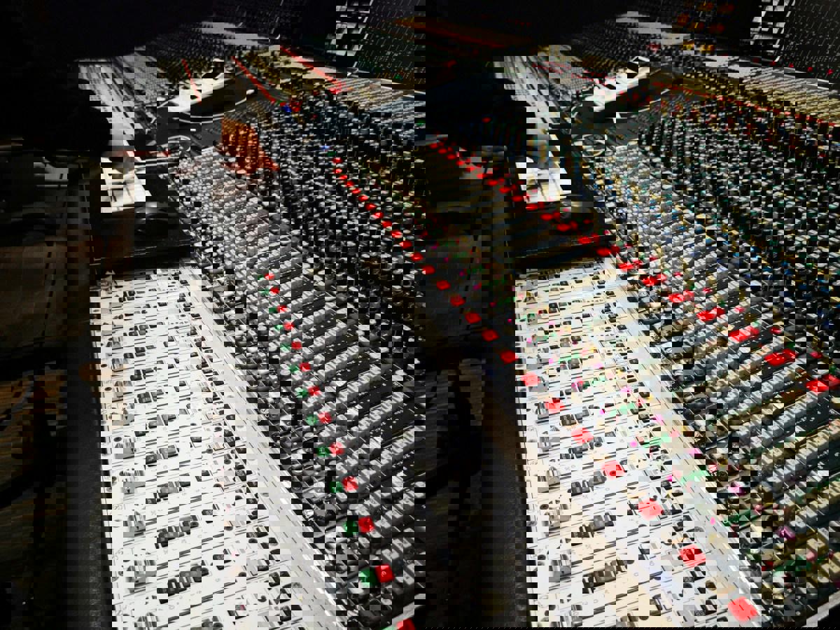 Warner Music ký thỏa thuận với Suno và dàn xếp vụ kiện AI