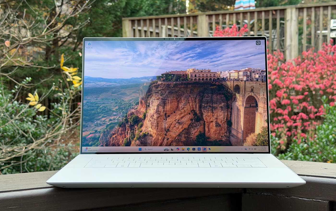 Dell 16 Premium review: Sang trọng đến mức bất tiện