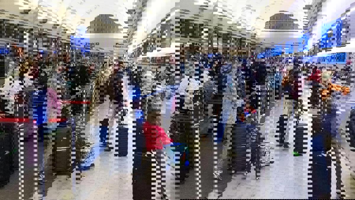 Theo dõi chuyến bay mùa Lễ Tạ Ơn: Trạng thái, trì hoãn và hủy chuyến