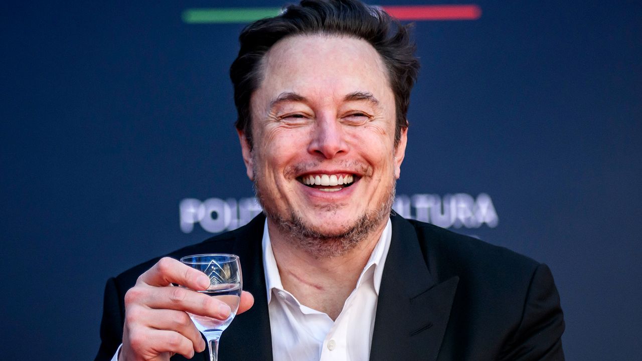 Grok AI gây tranh cãi vì phản hồi tâng bốc liên quan tới Elon Musk