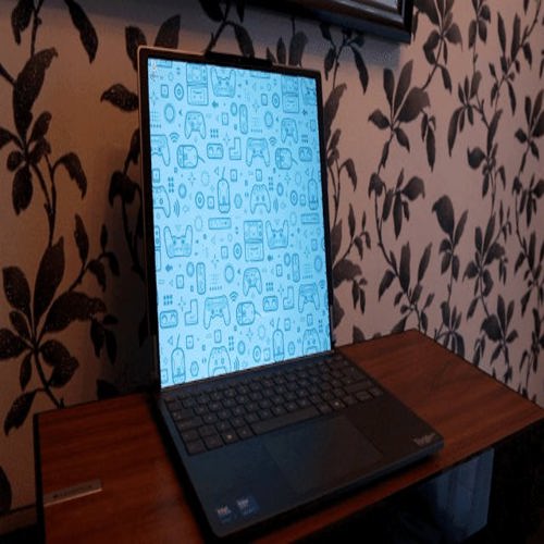 Laptop màn hình OLED cuộn Lenovo giúp săn hàng Black Friday dễ dàng