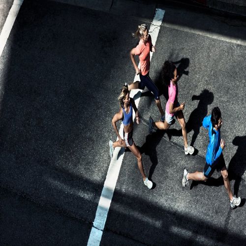 Thay vì huấn luyện viên AI của Fitbit, bạn có thể có bạn bè