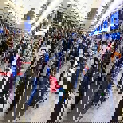 Theo dõi chuyến bay mùa Lễ Tạ Ơn: Trạng thái, trì hoãn và hủy chuyến