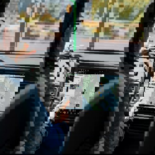 Rivian phát triển trợ lý AI riêng cho xe điện