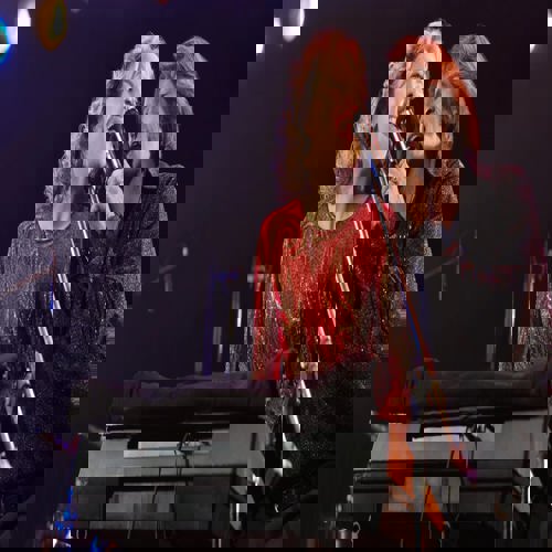 Song Sung Blue review: Hugh Jackman & Kate Hudson đối mặt yêu và mất